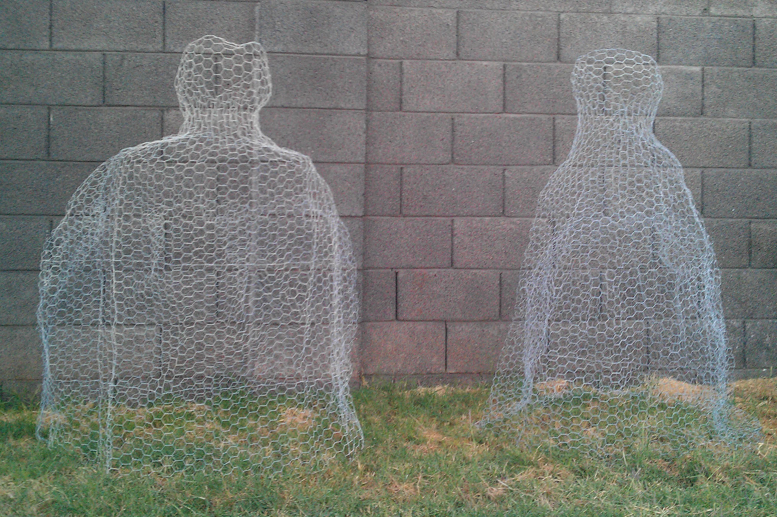 I felt an eerie presence in the garden... I really enjoyed working with the chicken  wire to create a ghost. : r/halloween